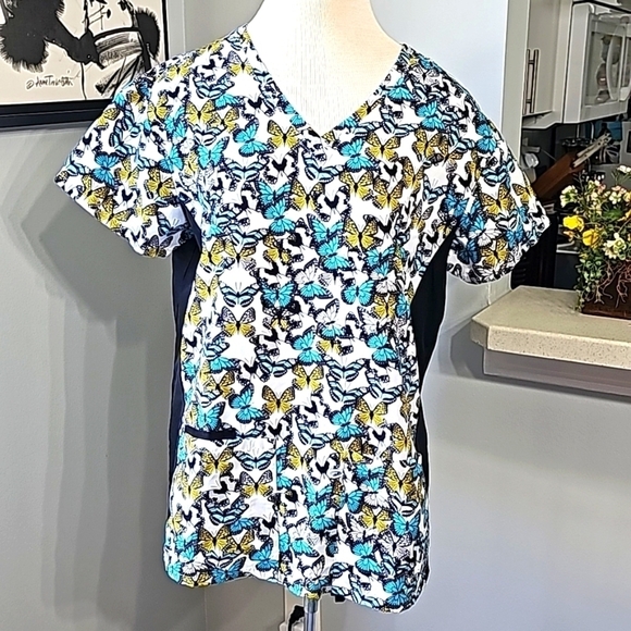 Wear for Care. Women's scrubs With butterfly 🦋 size medium. Excellent condition - Picture 1 of 8